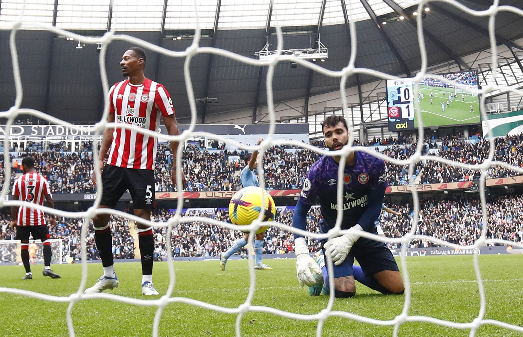 Nghiệt ng&atilde; ph&uacute;t b&ugrave; giờ, Man City thua sốc Brentford tại Etihad - Ảnh 4.