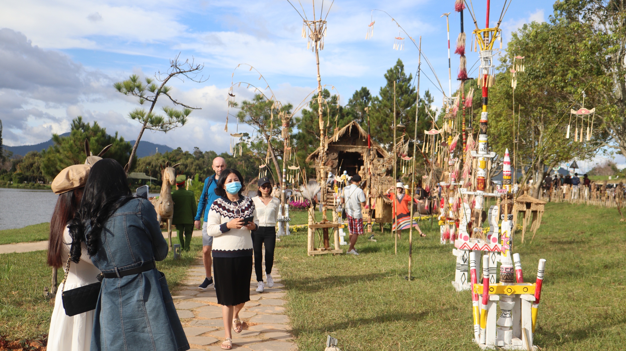 M&atilde;n nh&atilde;n với Thi&ecirc;n đường T&acirc;y nguy&ecirc;n v&agrave; Con đường Tơ lụa b&ecirc;n hồ Xu&acirc;n Hương Đ&agrave; Lạt - Ảnh 7.
