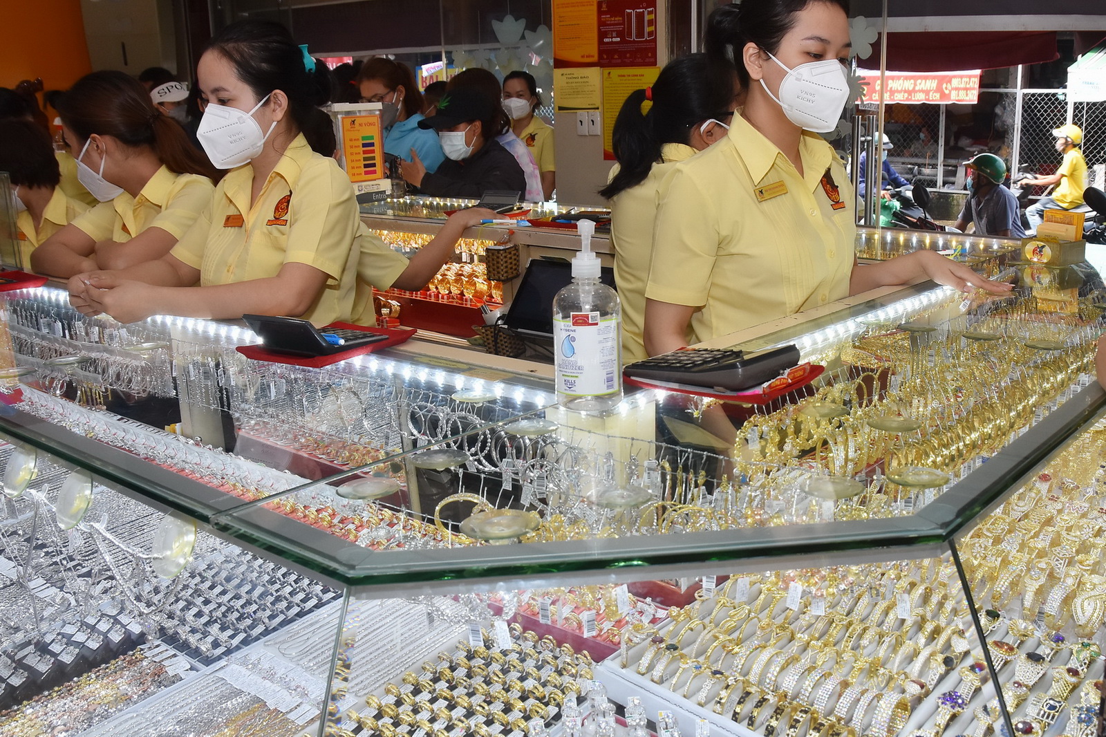 Gi&aacute; v&agrave;ng h&ocirc;m nay 12-11: Biến động lạ của gi&aacute; v&agrave;ng trong nước - Ảnh 1.