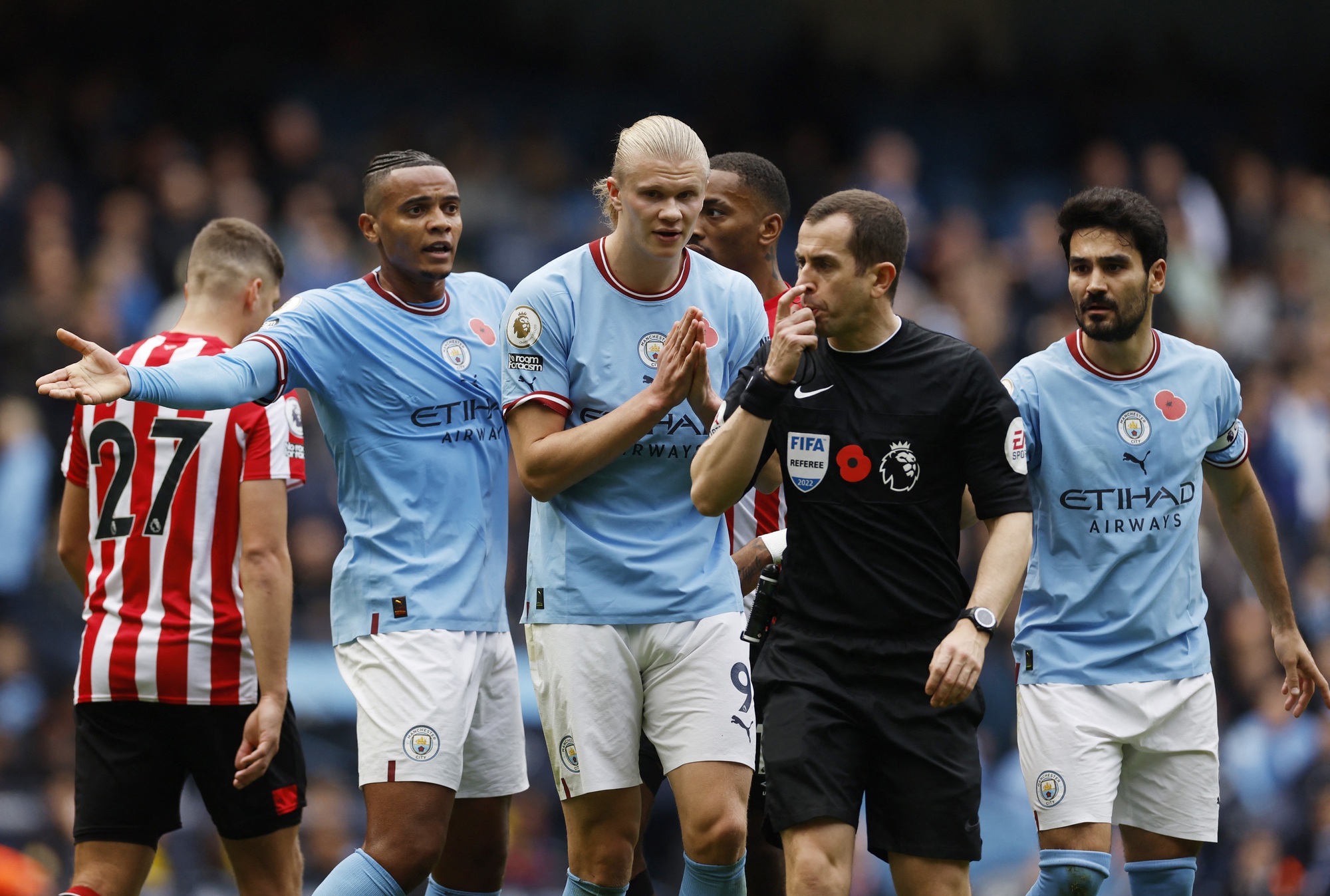 Nghiệt ng&atilde; ph&uacute;t b&ugrave; giờ, Man City thua sốc Brentford tại Etihad - Ảnh 3.