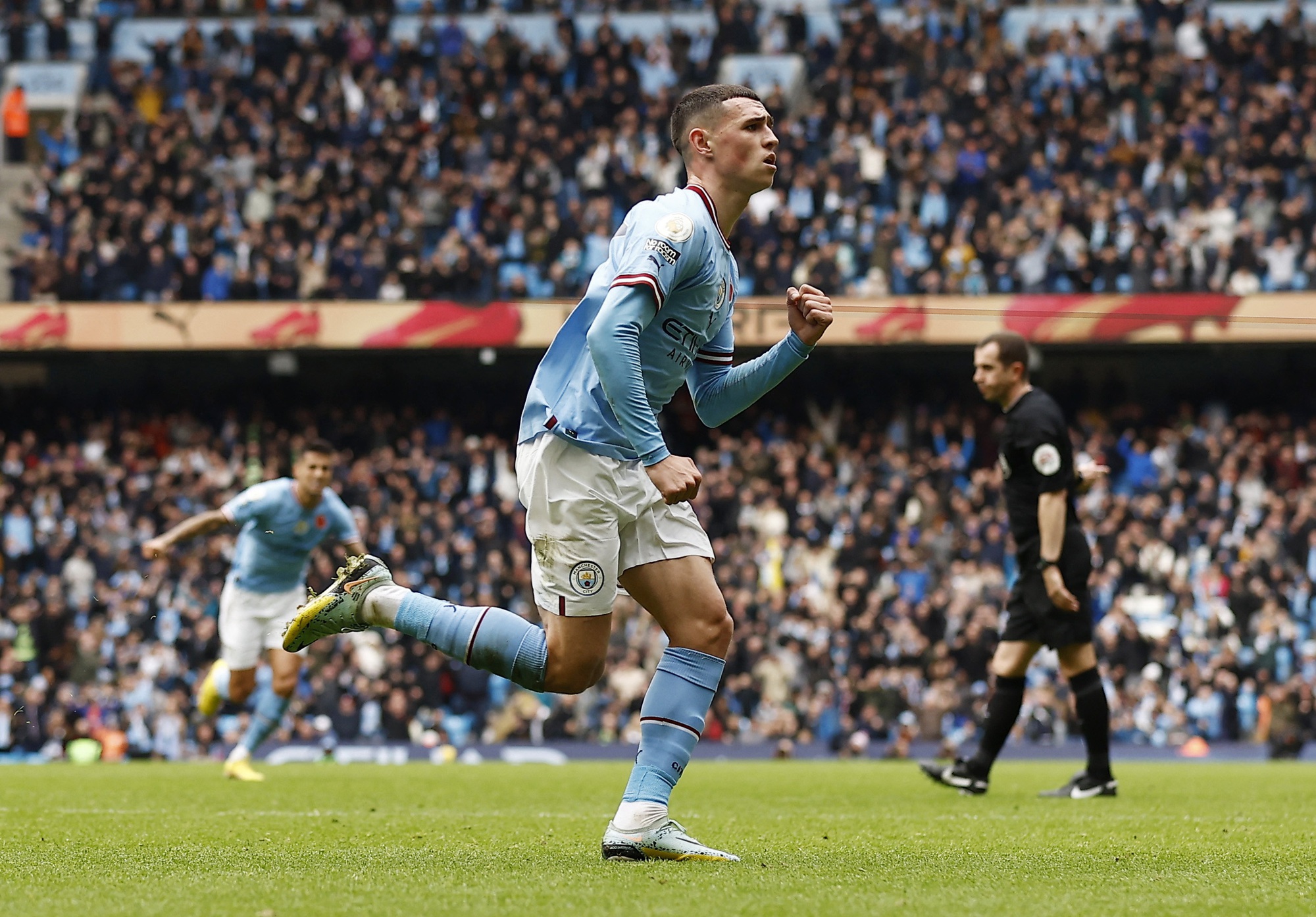 Nghiệt ng&atilde; ph&uacute;t b&ugrave; giờ, Man City thua sốc Brentford tại Etihad - Ảnh 5.