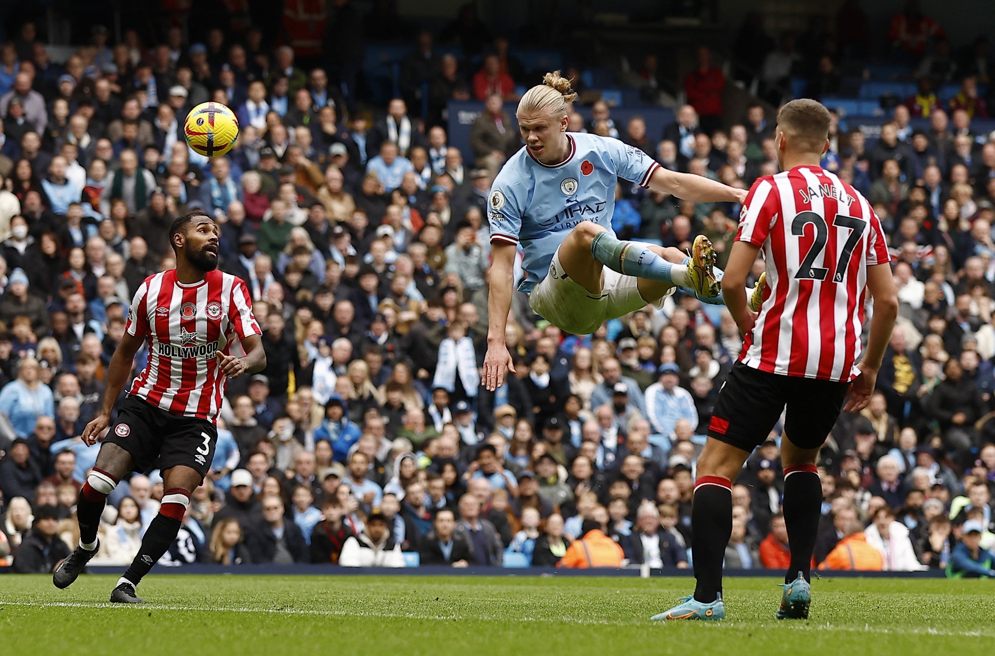 Nghiệt ng&atilde; ph&uacute;t b&ugrave; giờ, Man City thua sốc Brentford tại Etihad - Ảnh 6.