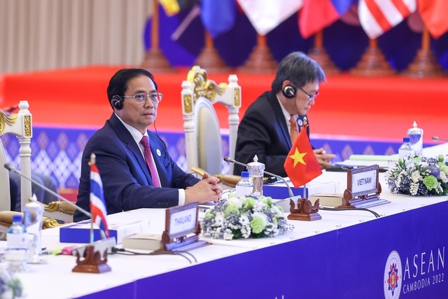 L&atilde;nh đạo c&aacute;c nước ASEAN v&agrave; Trung Quốc th&ocirc;ng qua tuy&ecirc;n bố về biển Đ&ocirc;ng - Ảnh 4.