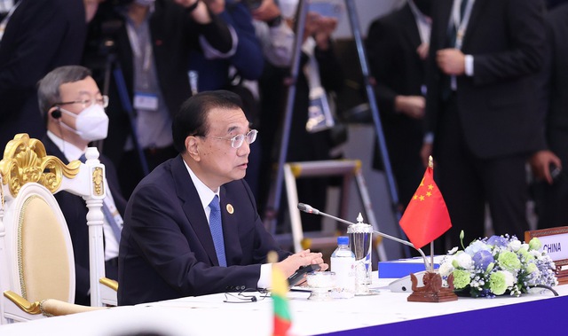 L&atilde;nh đạo c&aacute;c nước ASEAN v&agrave; Trung Quốc th&ocirc;ng qua tuy&ecirc;n bố về biển Đ&ocirc;ng - Ảnh 2.