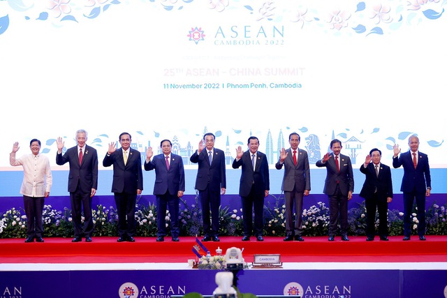 L&atilde;nh đạo c&aacute;c nước ASEAN v&agrave; Trung Quốc th&ocirc;ng qua tuy&ecirc;n bố về biển Đ&ocirc;ng - Ảnh 1.