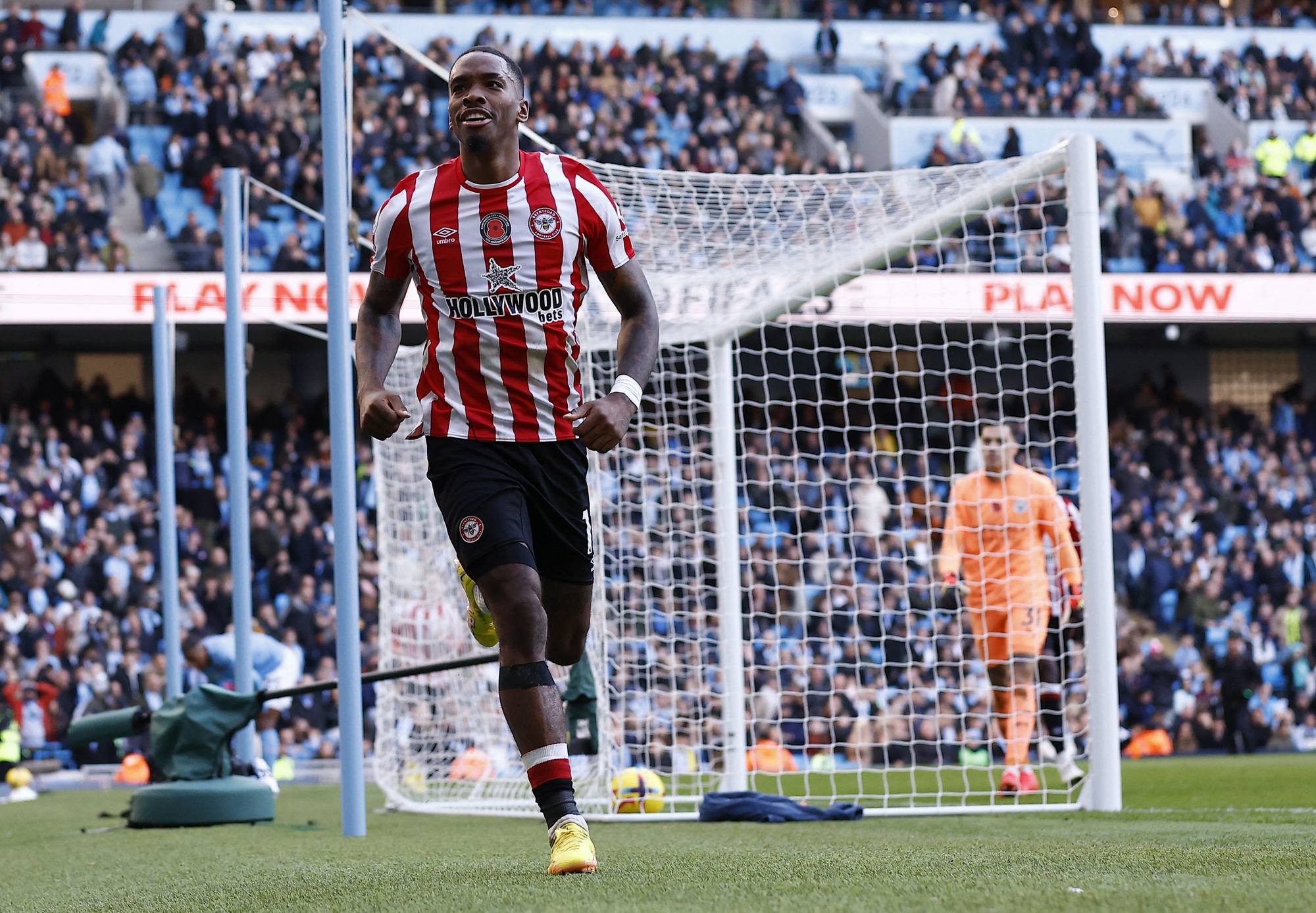 Nghiệt ng&atilde; ph&uacute;t b&ugrave; giờ, Man City thua sốc Brentford tại Etihad - Ảnh 8.