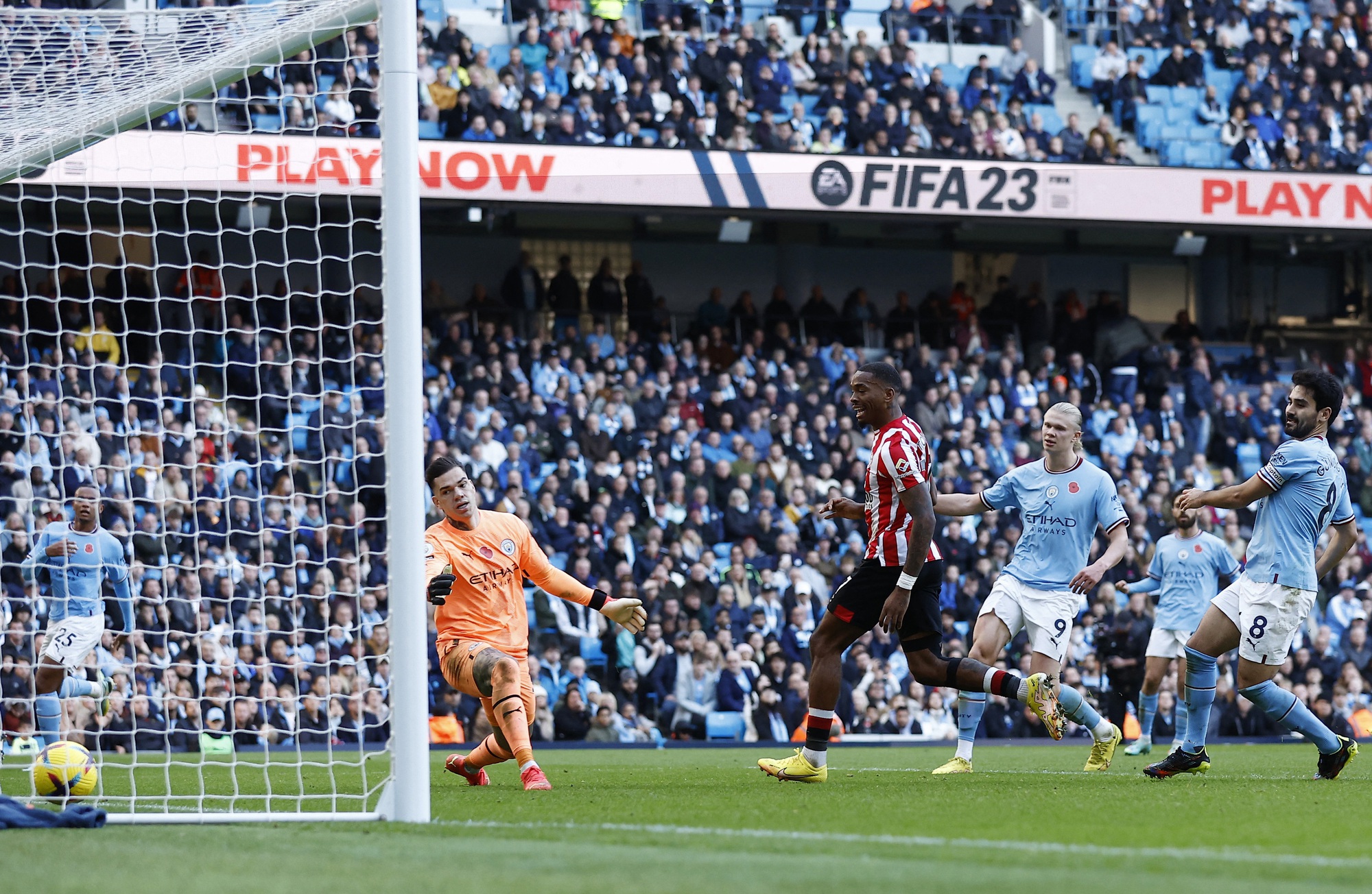 Nghiệt ng&atilde; ph&uacute;t b&ugrave; giờ, Man City thua sốc Brentford tại Etihad - Ảnh 7.