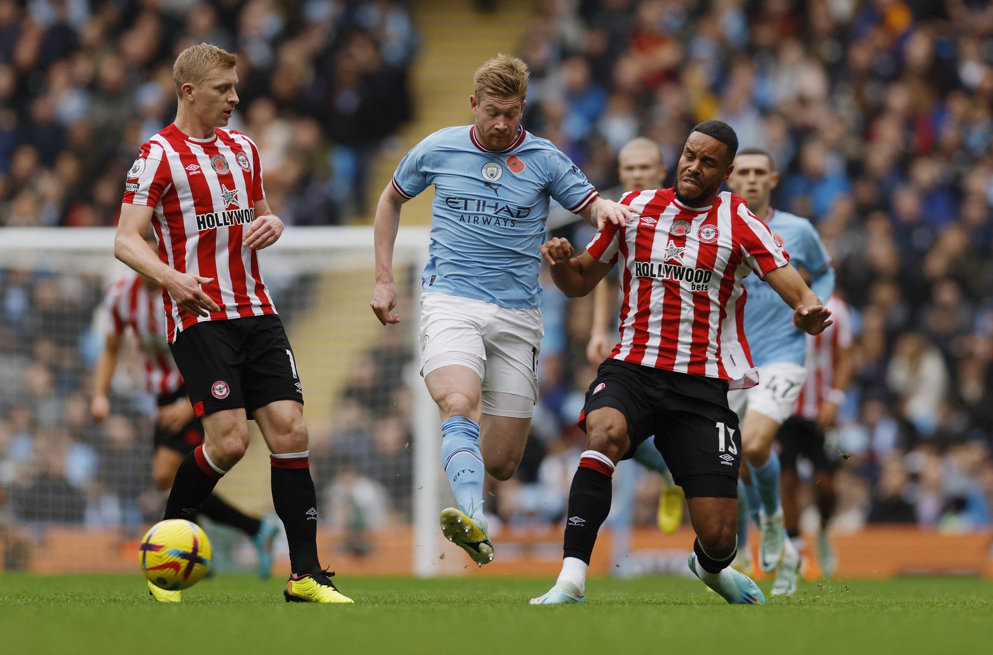 Nghiệt ng&atilde; ph&uacute;t b&ugrave; giờ, Man City thua sốc Brentford tại Etihad - Ảnh 1.