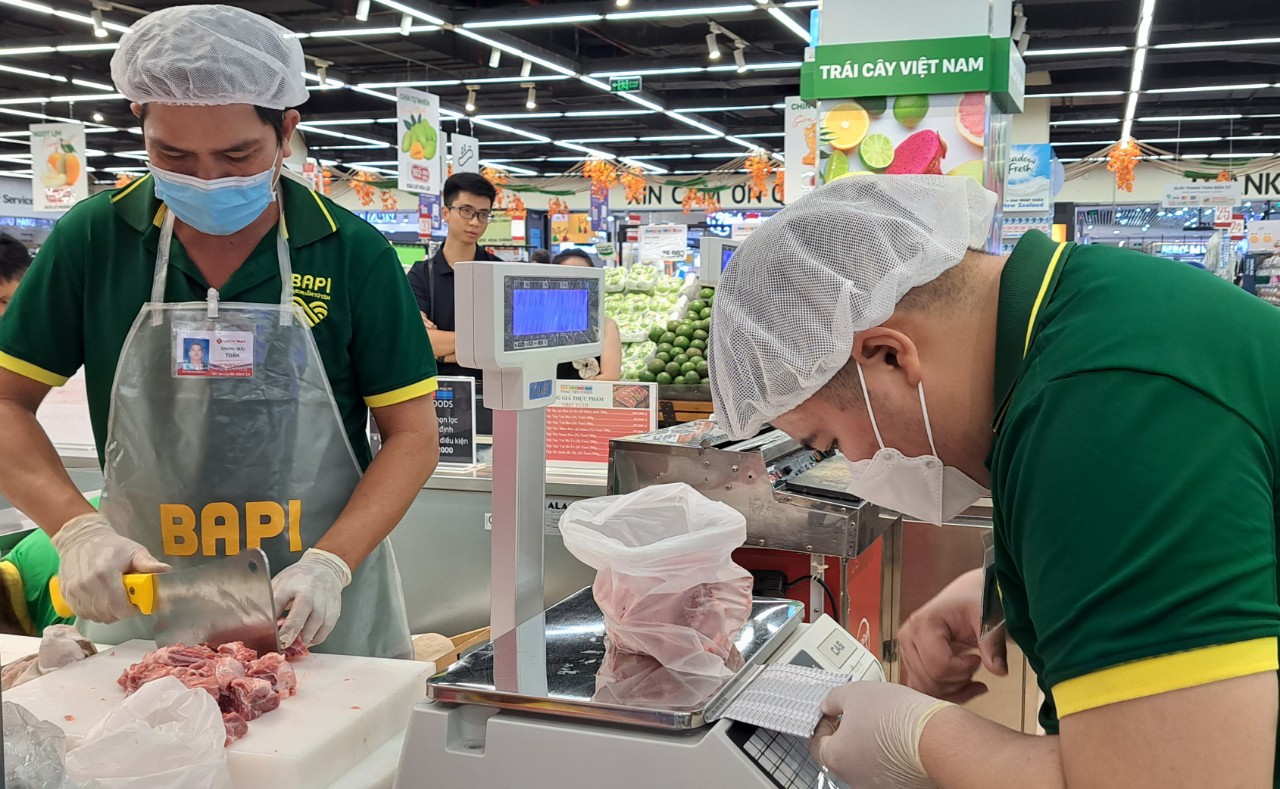 Vừa l&atilde;i 1.001 tỉ đồng, bầu Đức b&aacute;n &ldquo;heo ăn chuối&rdquo; online - Ảnh 1.