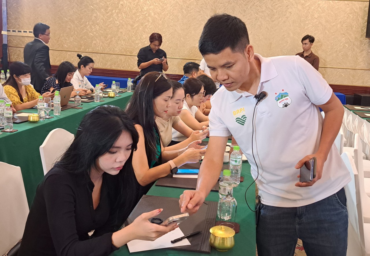 Vừa lãi 1.001 tỉ đồng, bầu Đức bán “heo ăn chuối” online