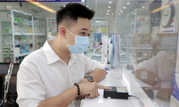 Khám chữa bệnh BHYT, chỉ cần ấn ngón tay để nhận diện - Ảnh 1.