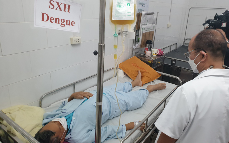 Sốt xuất huyết vượt ngưỡng cảnh b&aacute;o, l&agrave;m g&igrave; để kh&ocirc;ng mắc bệnh? - Ảnh 1.