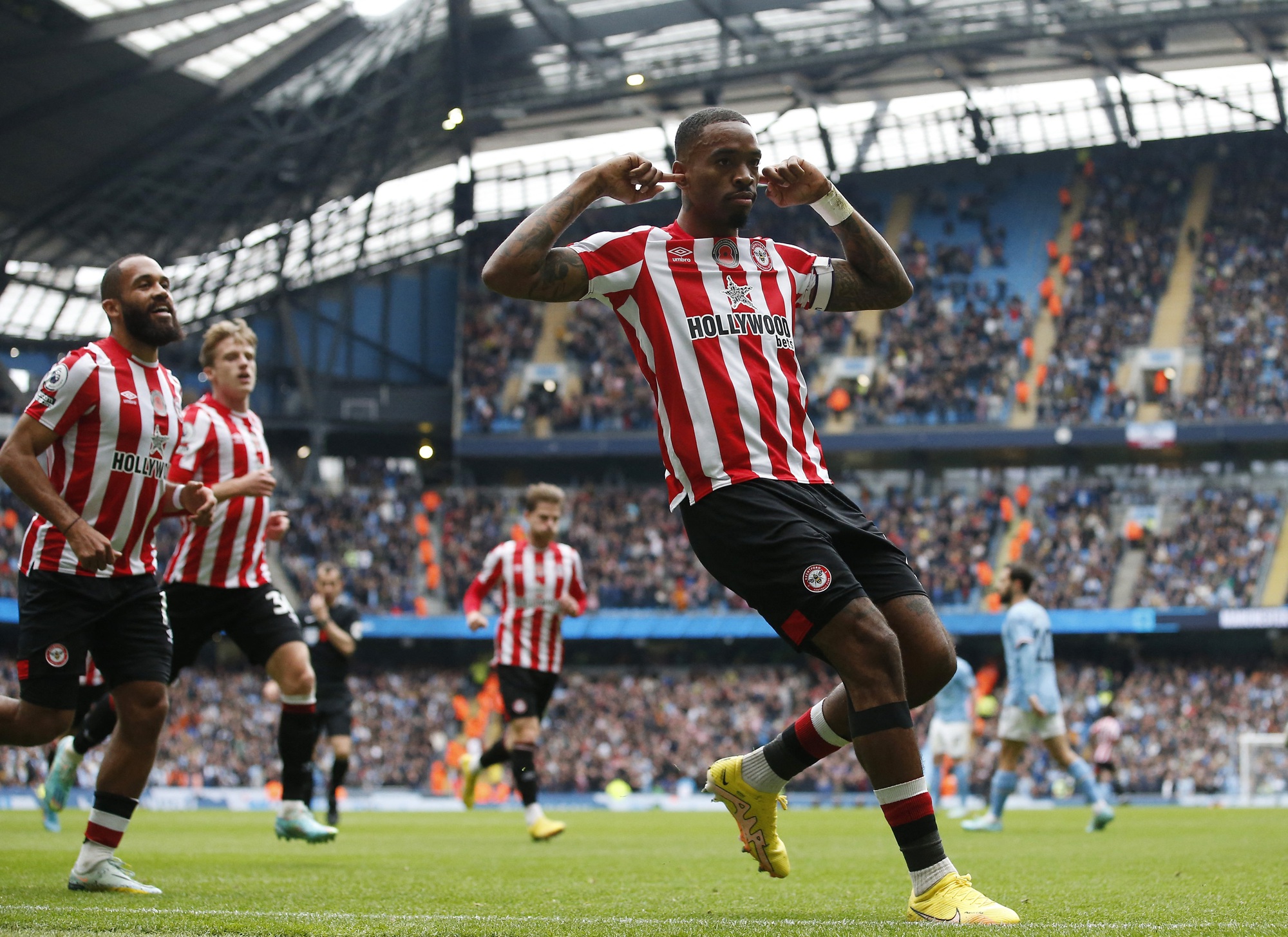 Nghiệt ng&atilde; ph&uacute;t b&ugrave; giờ, Man City thua sốc Brentford tại Etihad - Ảnh 2.