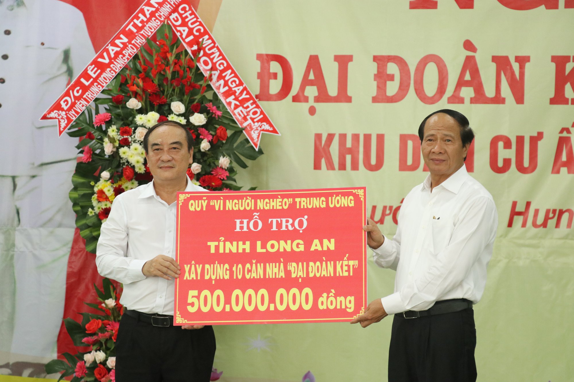 Phó Thủ tướng Lê Văn Thành dự ngày hội đại đoàn kết toàn dân tộc tại Long An