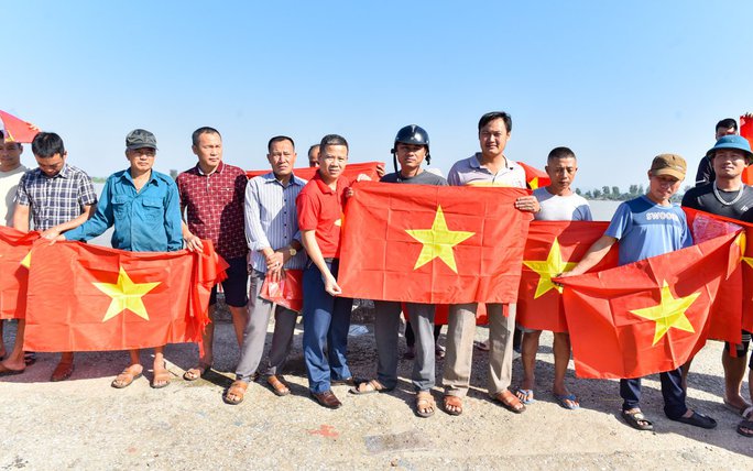 Trao 20.000 lá cờ Tổ quốc đến ngư dân Thanh Hóa, Quảng Trị