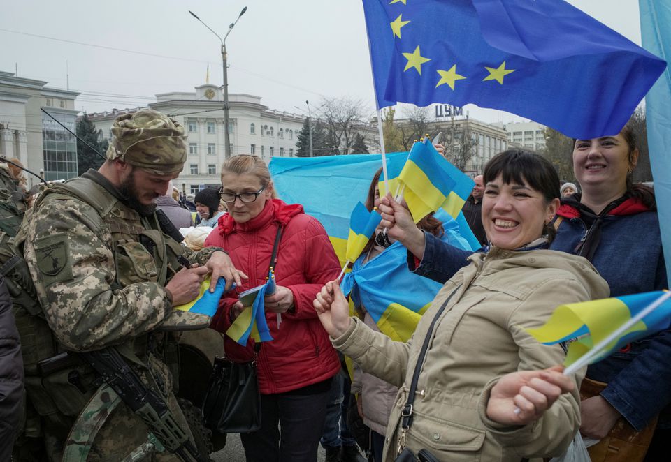 Ukraine giới nghiêm Kherson, Nga cảnh báo nóng về vũ khí