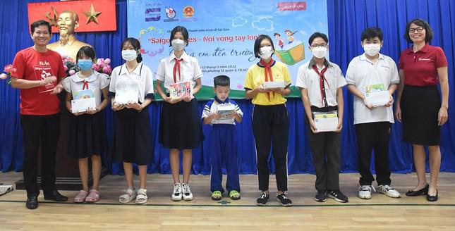 Saigon Times Group, tạp chí Giáo dục TP HCM cùng Agribank trao học bổng cho học sinh