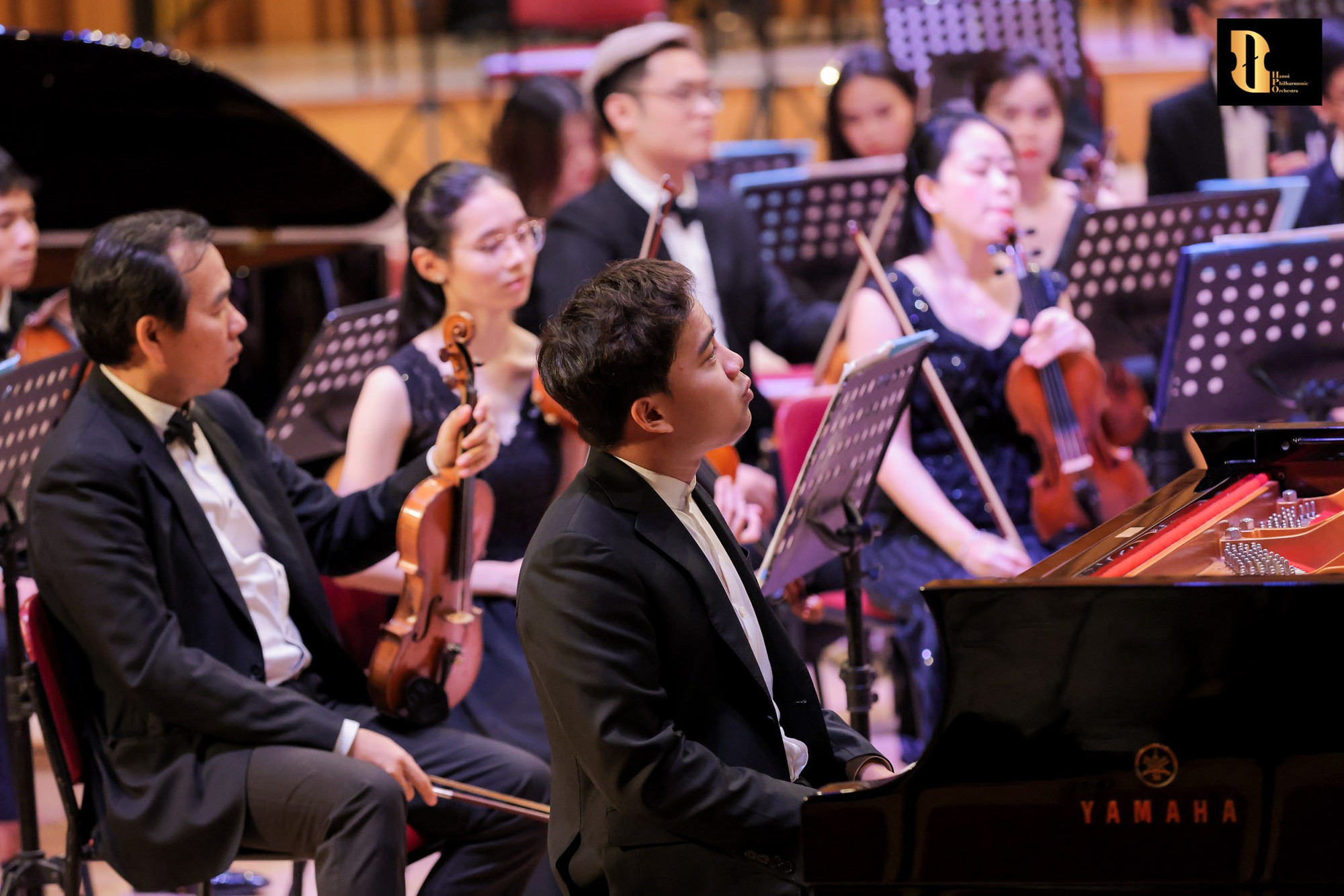 Nhạc sĩ Đặng Hữu Ph&uacute;c x&uacute;c động ra mắt s&aacute;ch, thần đồng piano Nguyễn Việt Trung biểu diễn thăng hoa - Ảnh 2.