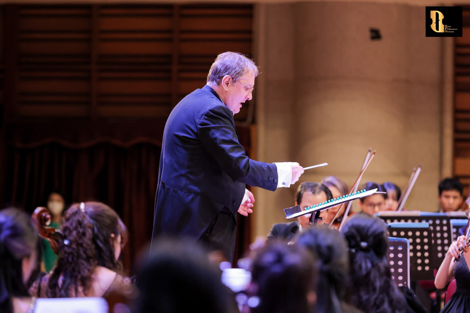 Nhạc sĩ Đặng Hữu Ph&uacute;c x&uacute;c động ra mắt s&aacute;ch, thần đồng piano Nguyễn Việt Trung biểu diễn thăng hoa - Ảnh 1.