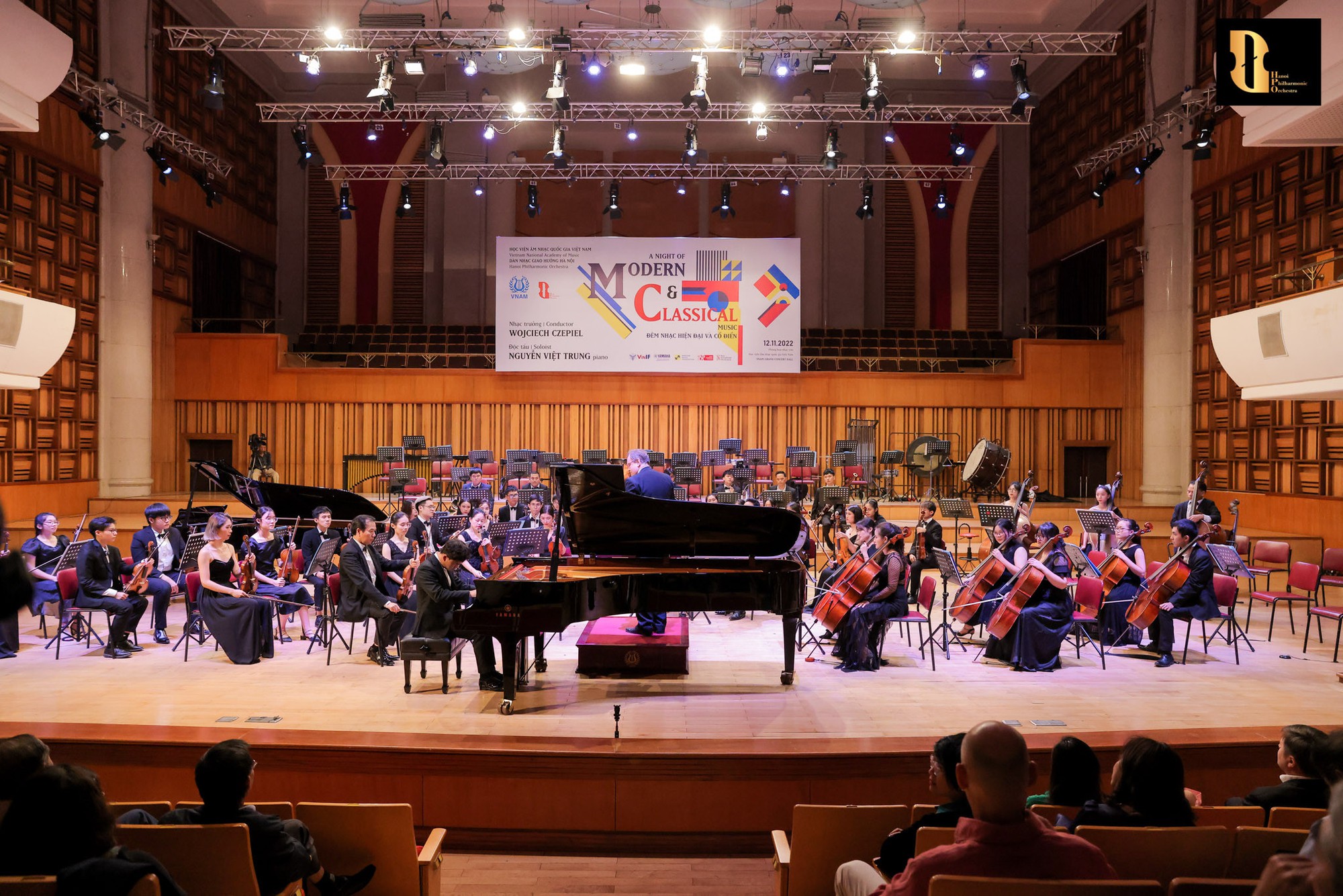 Nhạc sĩ Đặng Hữu Ph&uacute;c x&uacute;c động ra mắt s&aacute;ch, thần đồng piano Nguyễn Việt Trung biểu diễn thăng hoa - Ảnh 3.