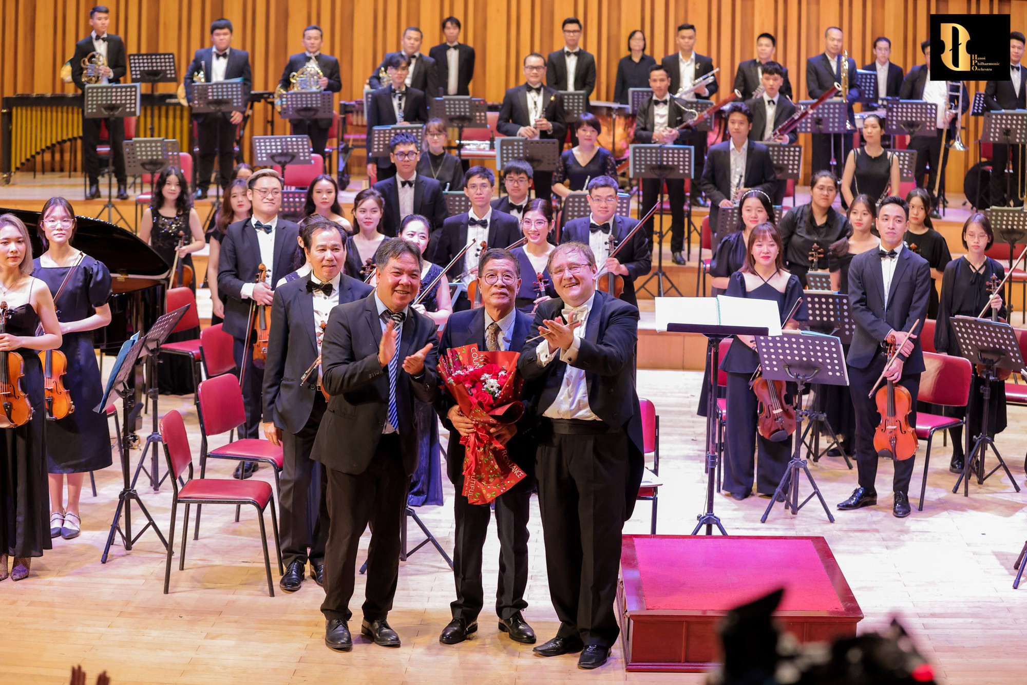 Nhạc sĩ Đặng Hữu Ph&uacute;c x&uacute;c động ra mắt s&aacute;ch, thần đồng piano Nguyễn Việt Trung biểu diễn thăng hoa - Ảnh 4.