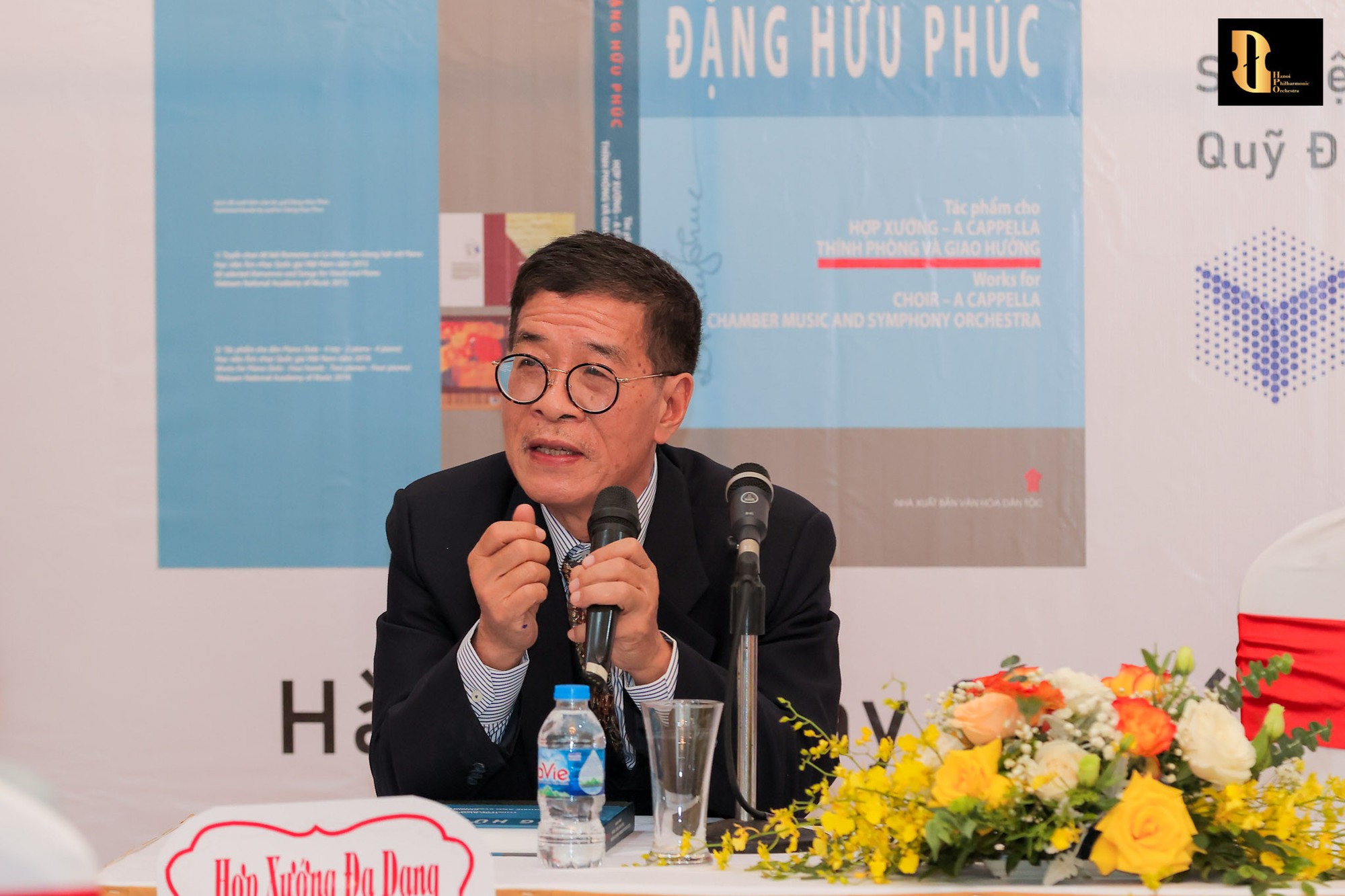 Nhạc sĩ Đặng Hữu Ph&uacute;c x&uacute;c động ra mắt s&aacute;ch, thần đồng piano Nguyễn Việt Trung biểu diễn thăng hoa - Ảnh 5.