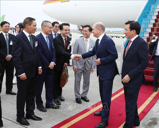 Thủ tướng Đức Olaf Scholz đến H&agrave; Nội, bắt đầu thăm ch&iacute;nh thức Việt Nam - Ảnh 3.