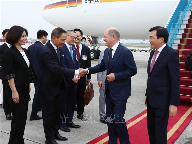 Thủ tướng Đức Olaf Scholz đến H&agrave; Nội, bắt đầu thăm ch&iacute;nh thức Việt Nam - Ảnh 4.