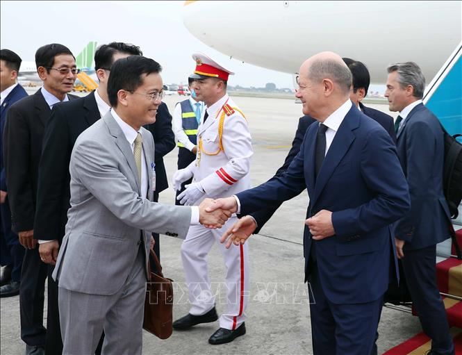 Thủ tướng Đức Olaf Scholz đến H&agrave; Nội, bắt đầu thăm ch&iacute;nh thức Việt Nam - Ảnh 5.