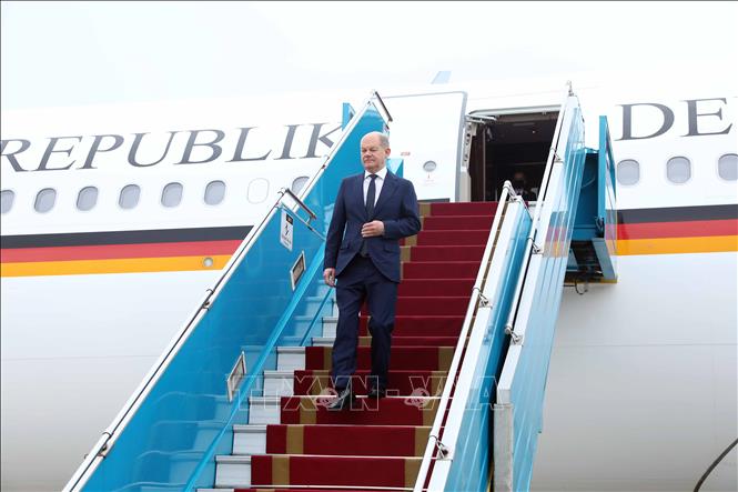 Thủ tướng Đức Olaf Scholz đến H&agrave; Nội, bắt đầu thăm ch&iacute;nh thức Việt Nam - Ảnh 1.