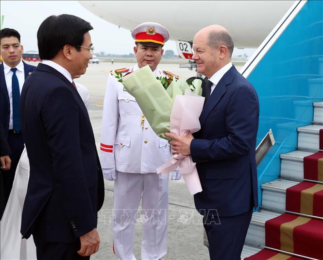 Thủ tướng Đức Olaf Scholz đến H&agrave; Nội, bắt đầu thăm ch&iacute;nh thức Việt Nam - Ảnh 2.