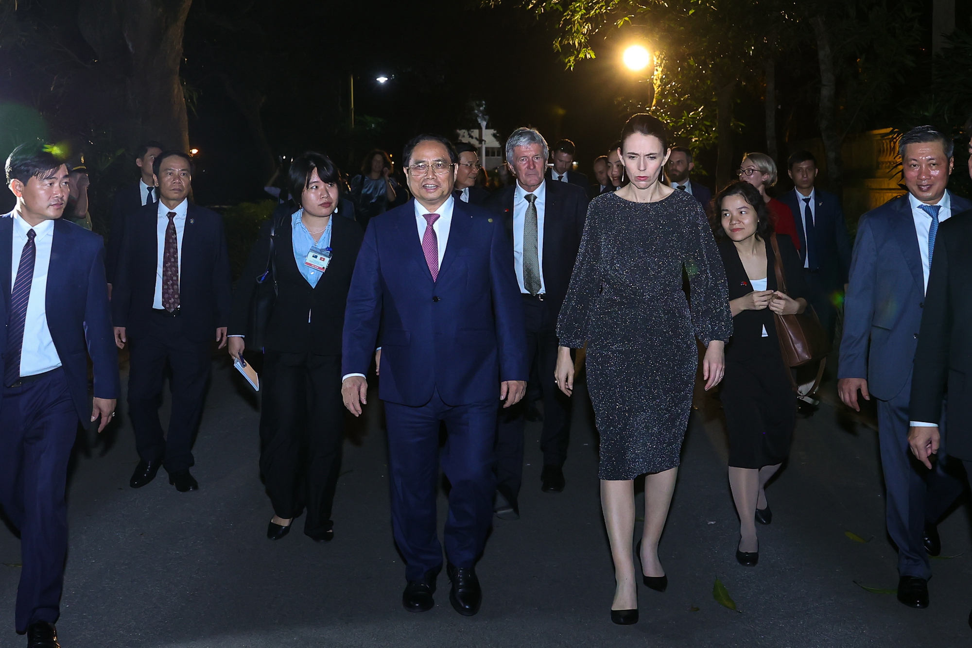 Thủ tướng New Zealand thăm nh&agrave; s&agrave;n, h&aacute;i bưởi trong khu vườn B&aacute;c Hồ - Ảnh 1.