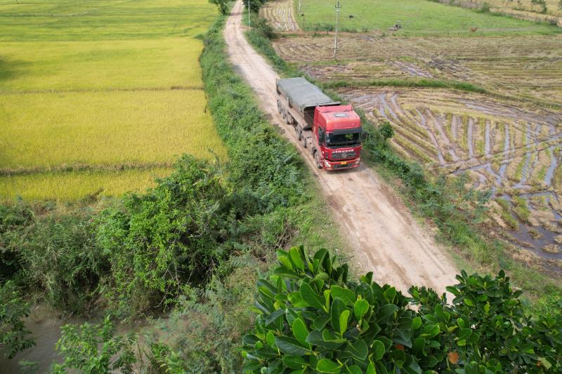 Ồ ạt h&uacute;t c&aacute;t, đất biến th&agrave;nh s&ocirc;ng - Ảnh 3.