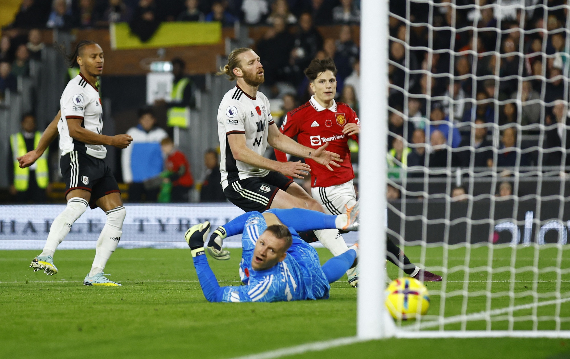 Sao 18 tuổi lập c&ocirc;ng, Man United &aacute;p s&aacute;t Top 4 Ngoại hạng Anh - Ảnh 6.
