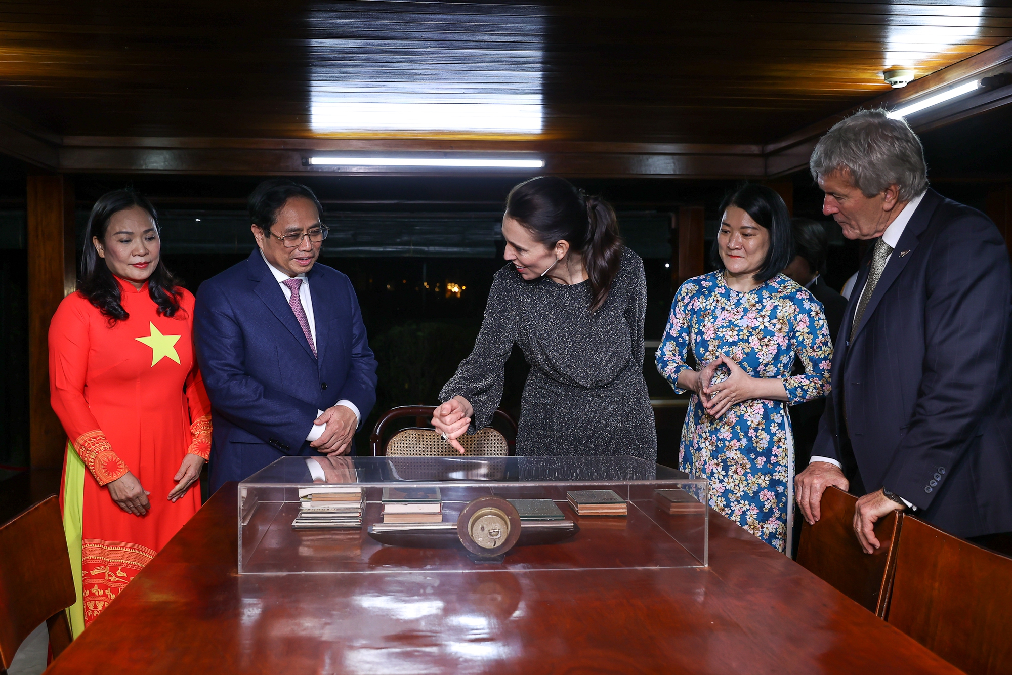 Thủ tướng New Zealand thăm nh&agrave; s&agrave;n, h&aacute;i bưởi trong khu vườn B&aacute;c Hồ - Ảnh 3.
