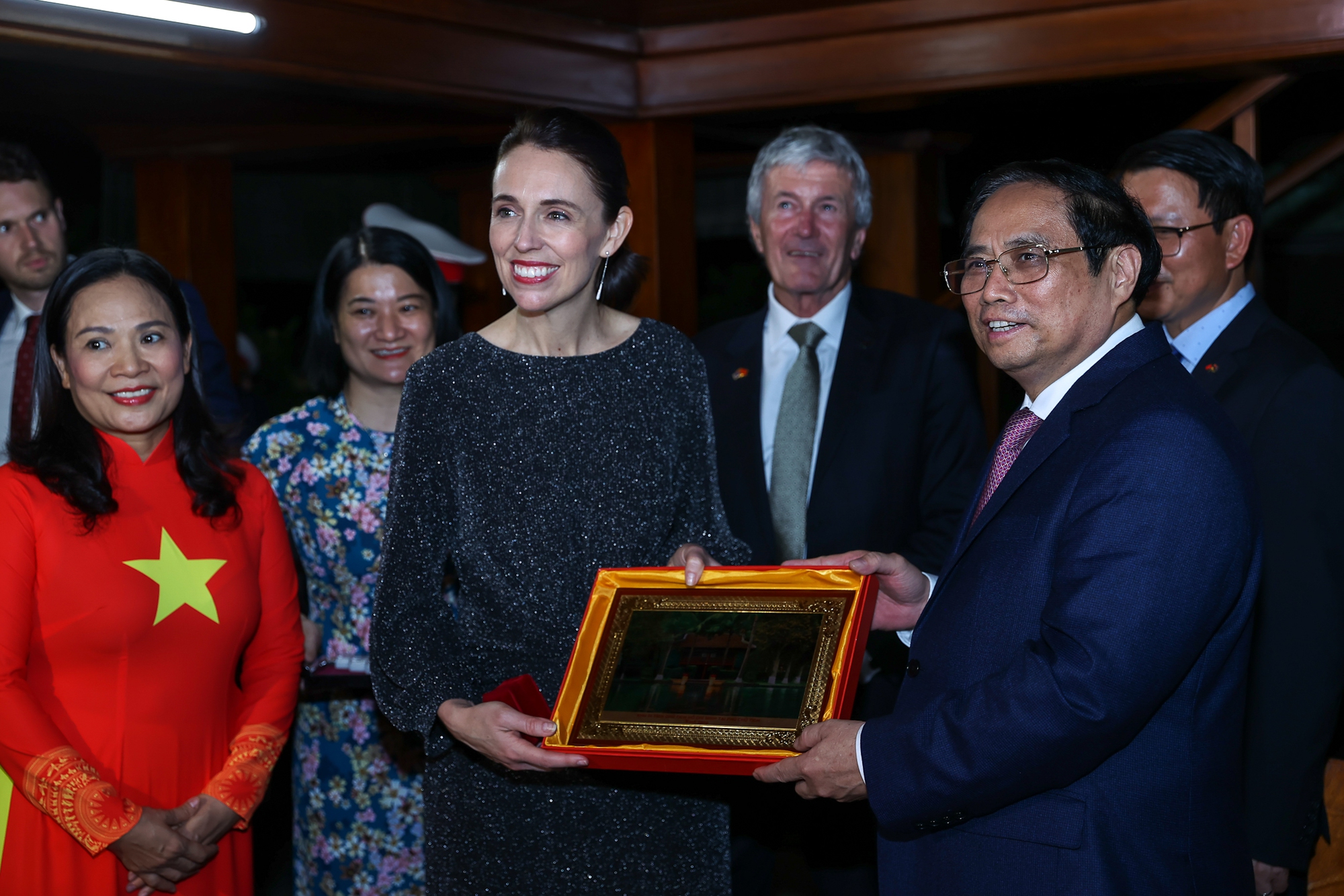 Thủ tướng New Zealand thăm nh&agrave; s&agrave;n, h&aacute;i bưởi trong khu vườn B&aacute;c Hồ - Ảnh 4.