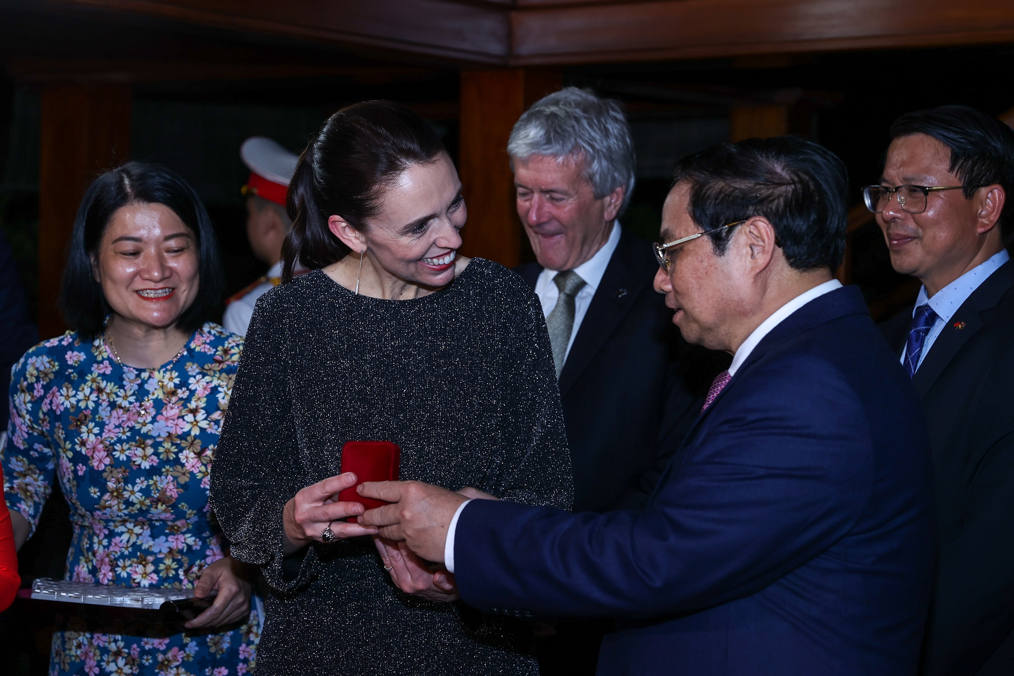 Thủ tướng New Zealand thăm nh&agrave; s&agrave;n, h&aacute;i bưởi trong khu vườn B&aacute;c Hồ - Ảnh 5.