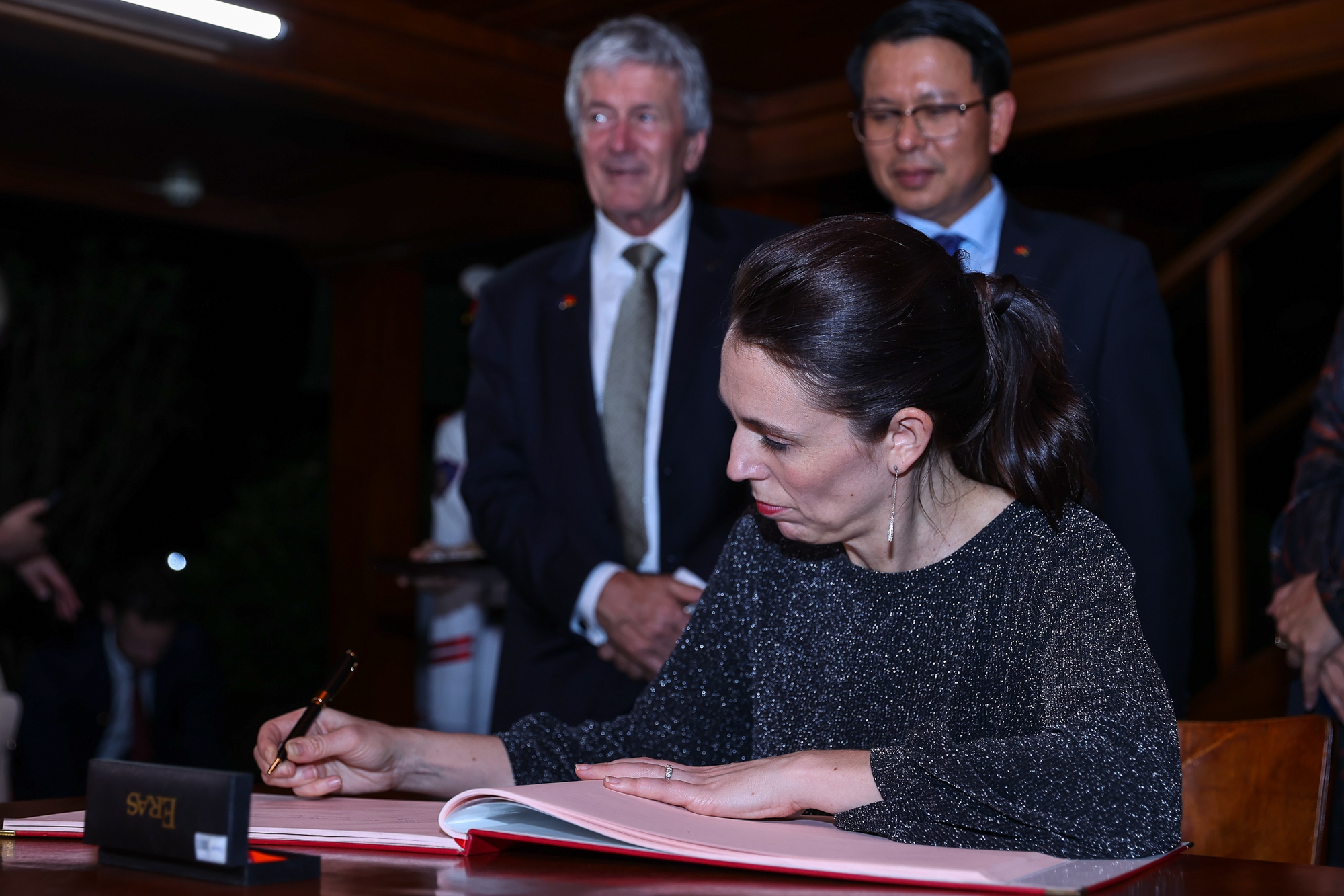 Thủ tướng New Zealand thăm nh&agrave; s&agrave;n, h&aacute;i bưởi trong khu vườn B&aacute;c Hồ - Ảnh 6.