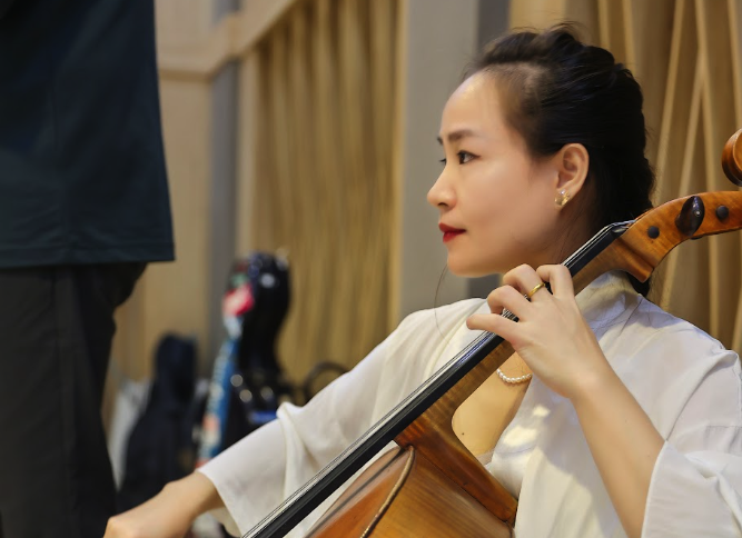 Cello Đinh Hoài Xuân say mê tập luyện cùng dàn nhạc Bucharest Symphony Orchestra