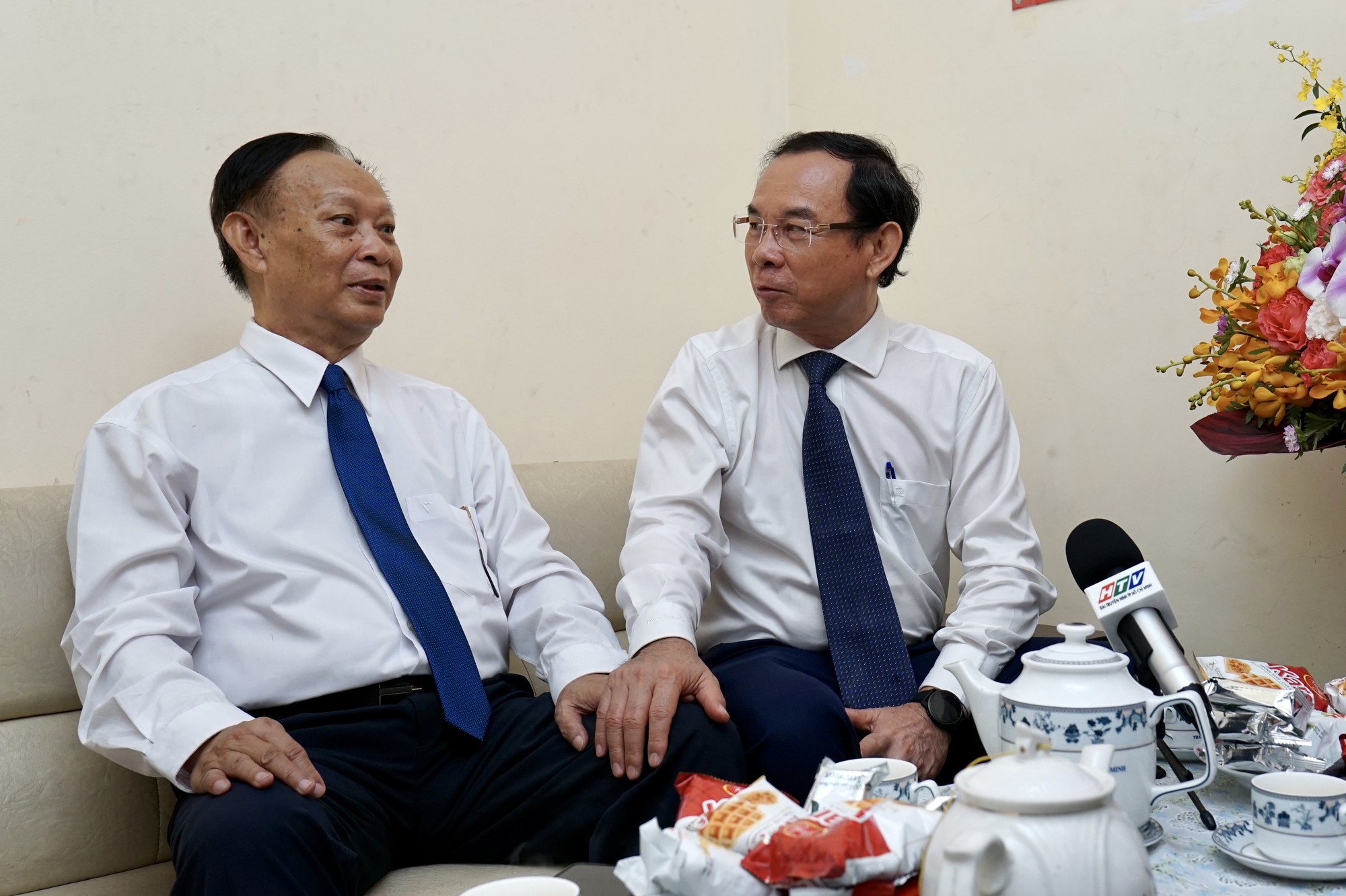 B&iacute; thư Th&agrave;nh ủy TP HCM thăm, ch&uacute;c mừng c&aacute;c nh&agrave; gi&aacute;o ti&ecirc;u biểu - Ảnh 2.
