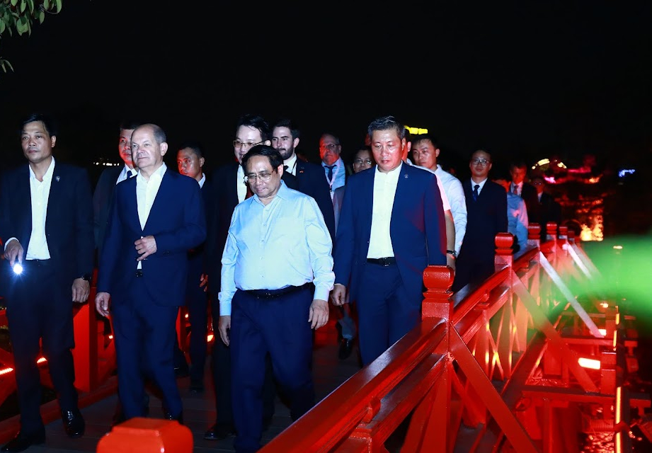 Thủ tướng Đức - Việt Nam đi dạo hồ Gươm, thăm đền Ngọc Sơn