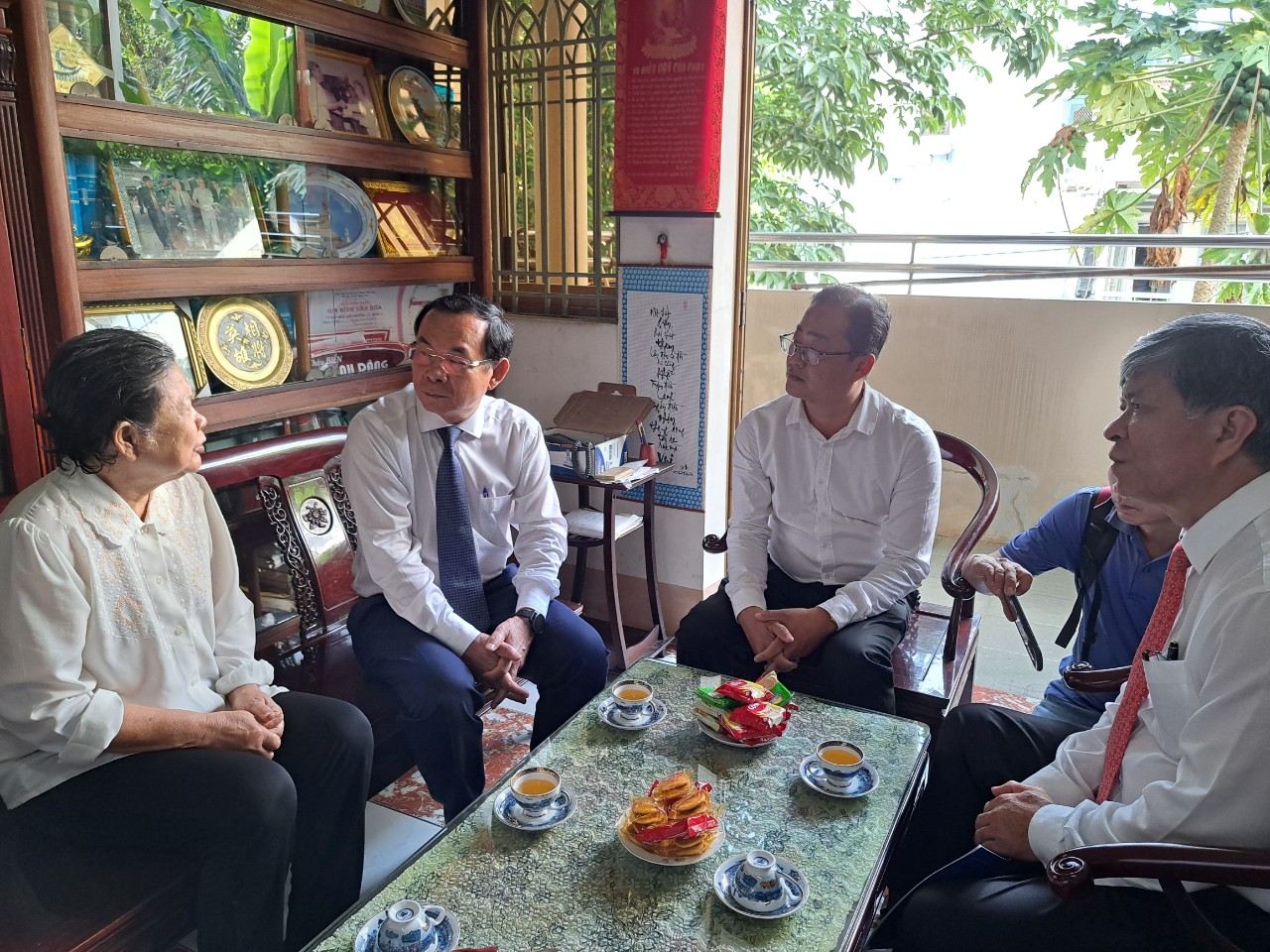 B&iacute; thư Th&agrave;nh ủy TP HCM thăm, ch&uacute;c mừng c&aacute;c nh&agrave; gi&aacute;o ti&ecirc;u biểu - Ảnh 1.
