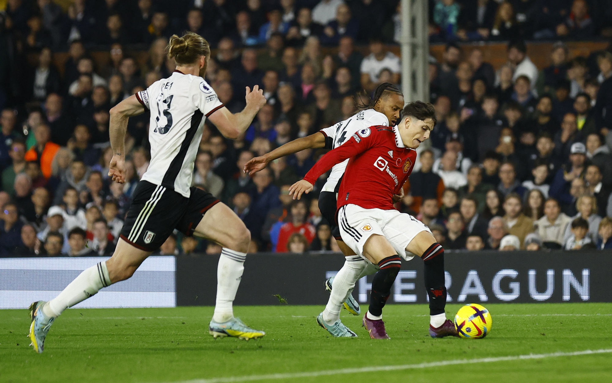 Sao 18 tuổi lập c&ocirc;ng, Man United &aacute;p s&aacute;t Top 4 Ngoại hạng Anh - Ảnh 5.