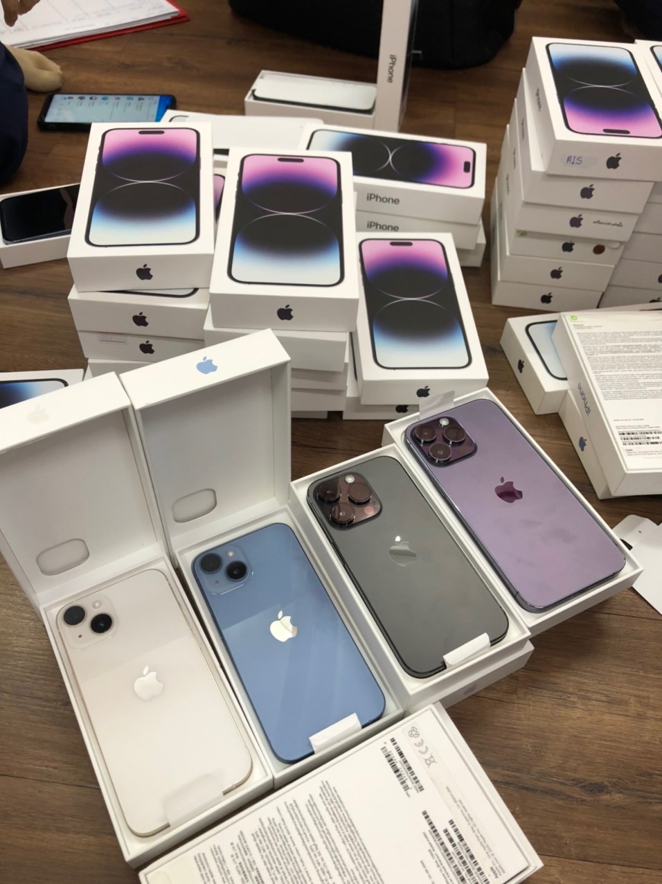 Cục QLTT TP HCM tổ chức bán tang vật 42 chiếc iPhone 14