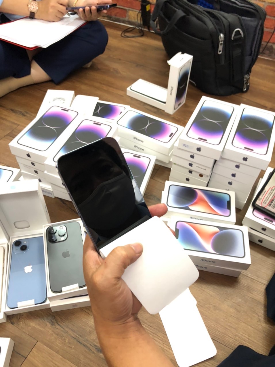 Cục QLTT TP HCM tổ chức bán tang vật 42 chiếc iPhone 14 - Ảnh 2.