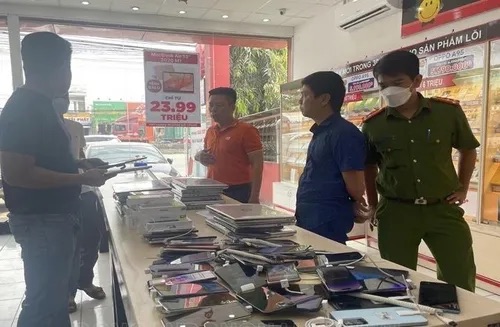 Chặn đường thoát của gã đàn ông "chui" vào FPT shop chôm tài sản 1 tỉ đồng