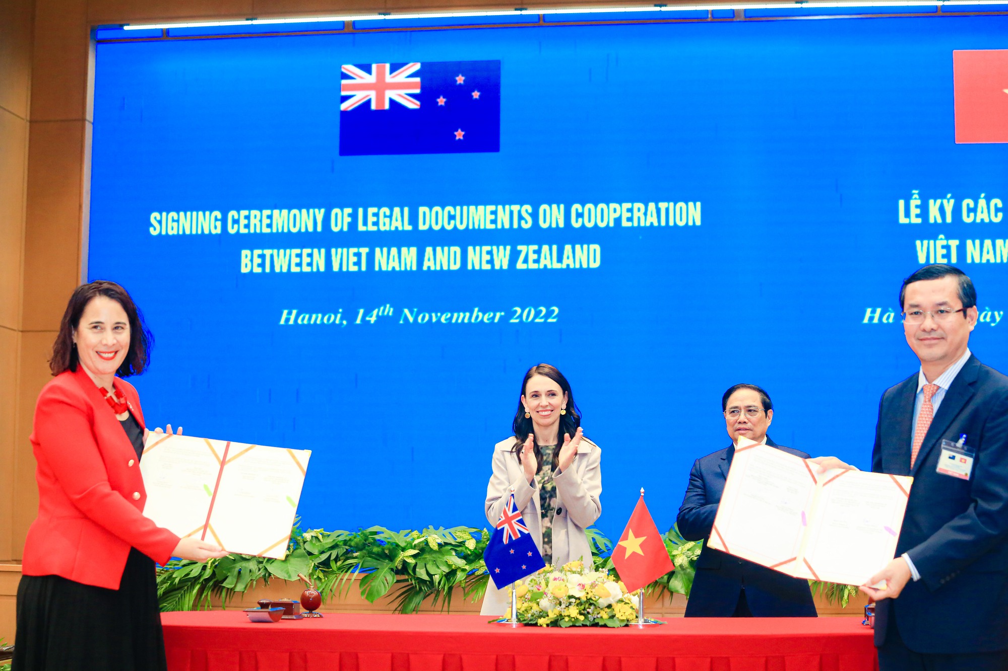 Thủ tướng Phạm Minh Chính và Thủ tướng New Zealand gặp đội tuyển bóng đá nữ - Ảnh 2.
