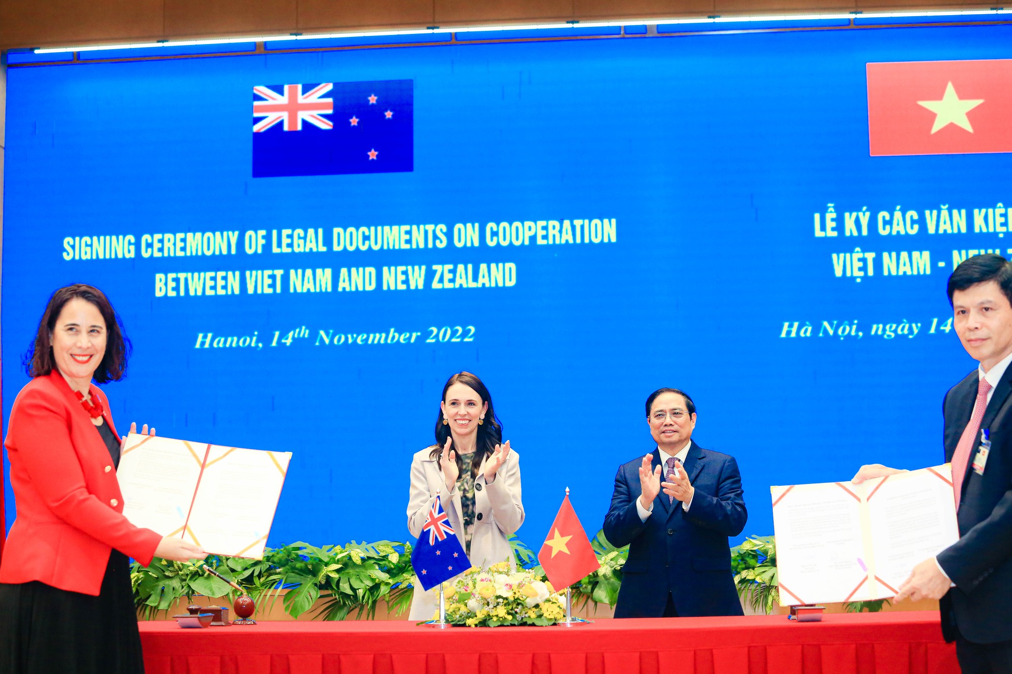Thủ tướng Phạm Minh Chính và Thủ tướng New Zealand gặp đội tuyển bóng đá nữ - Ảnh 1.
