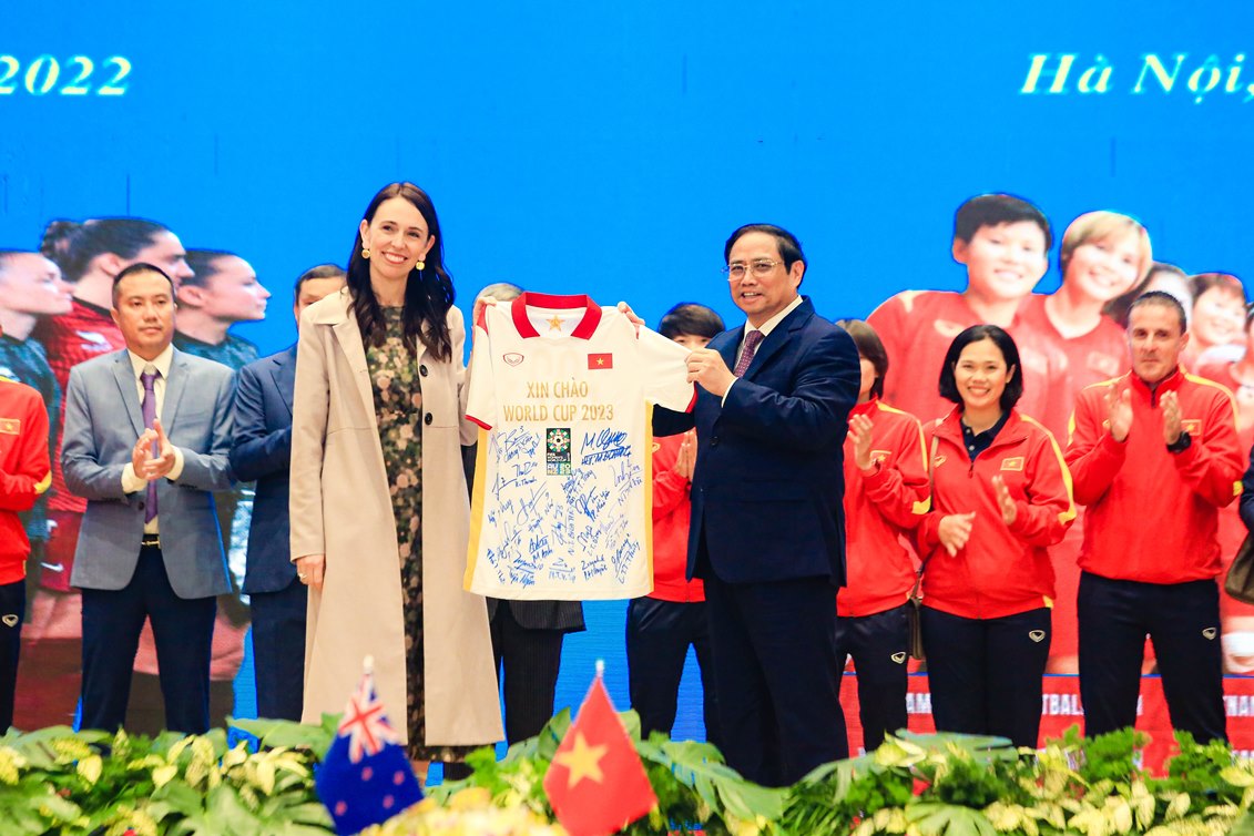 Thủ tướng Phạm Minh Chính và Thủ tướng New Zealand gặp đội tuyển bóng đá nữ