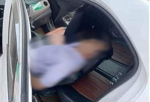 Ngồi trong xe chờ khách tham quan, tài xế taxi tử vong bất thường